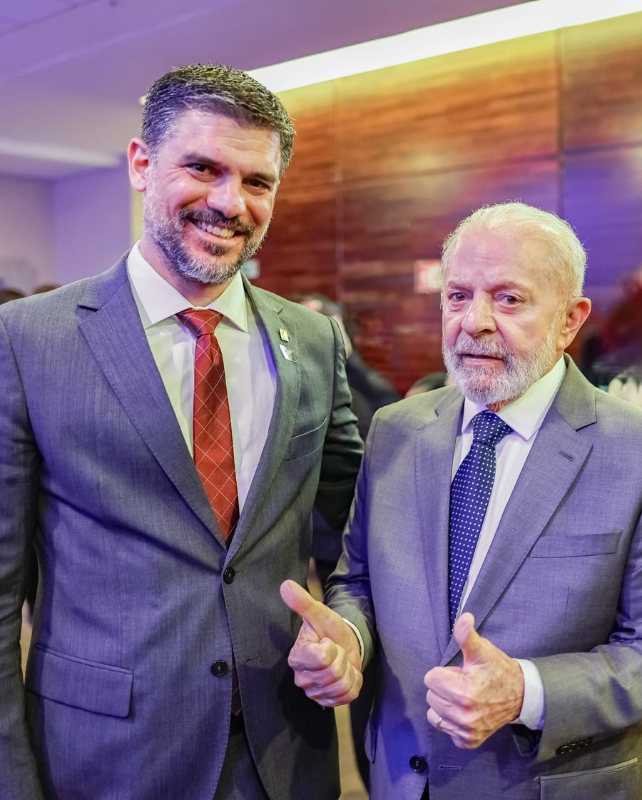 Caetano Penna and President Lula, smiling, give a thumbs up